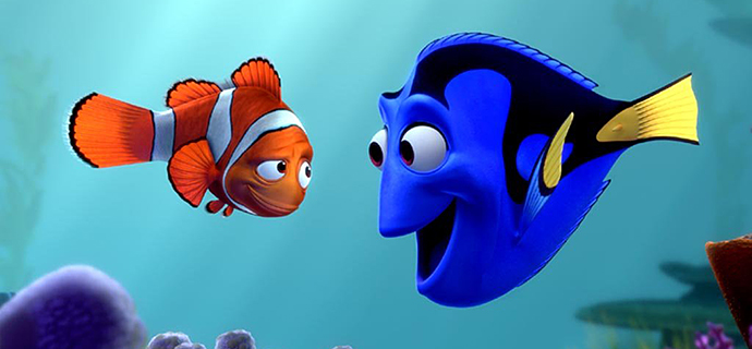 Szenenbild aus Findet Nemo: Clownfisch Marlin und Dorie, der blaue Paletten-Doktorfisch 